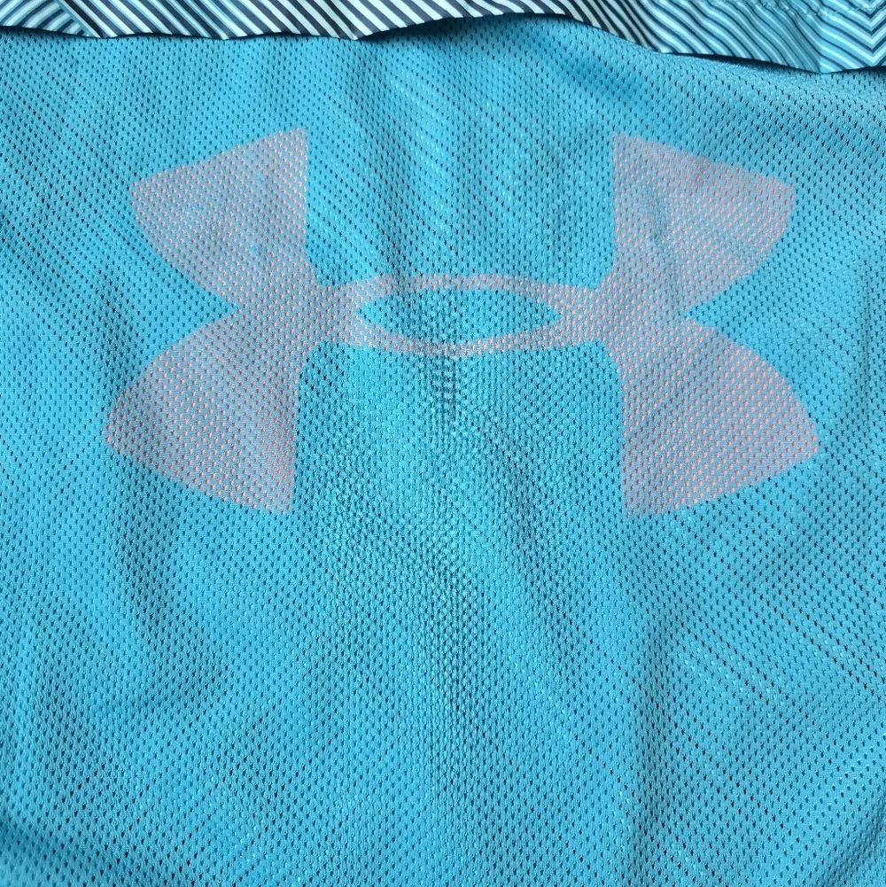 Under Armour Windbreaker Turns Into Drawstring Bag Size XL